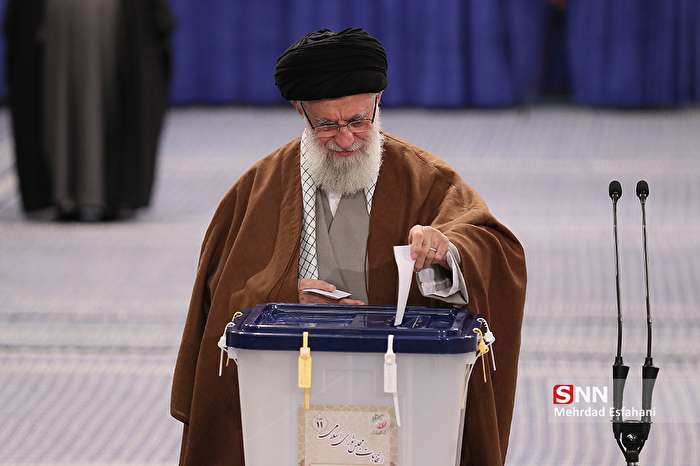 رهبرانقلاب رای خود را به صندوق انداختند / آیت‌الله خامنه‌ای: مردم در تهران به ۳۰ نفر کامل رای بدهند