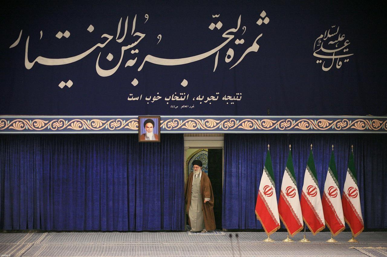 رهبرانقلاب رای خود را به صندوق انداختند / آیت‌الله خامنه‌ای: مردم در تهران به ۳۰ نفر کامل رای بدهند + عکس و فیلم