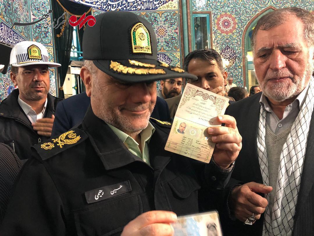 رهبرانقلاب رای خود را به صندوق انداختند / آیت‌الله خامنه‌ای: مردم در تهران به ۳۰ نفر کامل رای بدهند + عکس و فیلم