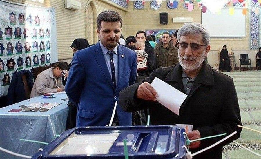 رهبرانقلاب: مردم در تهران به ۳۰ نفر کامل رای بدهند / تاکنون ۵۰۰ هزار نفر در استان تهران به پای صندوق آمده‌اند + عکس و فیلم