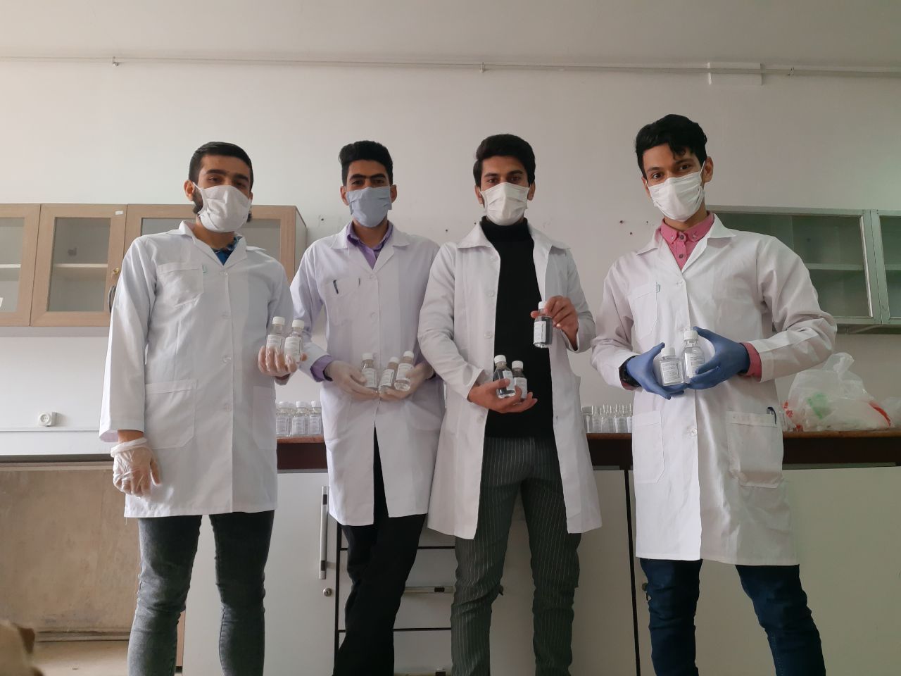 بسیج دانشجویی دانشگاه آزاد لاهیجان ماده ضد عفونی کننده دست تولید کرد