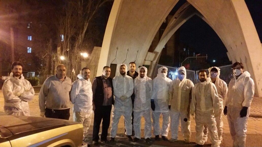 گروه جهادی دانشگاه علم و صنعت درقالب ۱۰ گروه معابر شهر تهران را ضد عفونی می‌کند