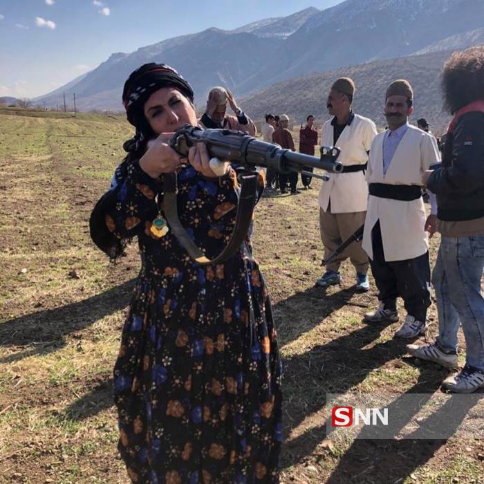 خانم بازیگر در دفاع از زنان عشایر دست به اسلحه شد + تصاویر