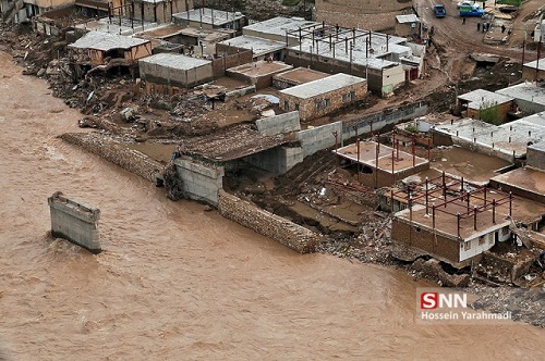 //سنگ تمام جهادگران برای کمک به سیل‌زدگان لرستان / راه‌های ارتباطی ۲۰۰ روستا همچنان قطع است!