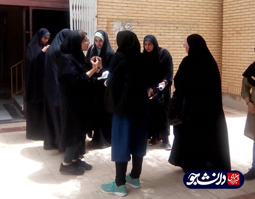 //جمعی از دانشجویان خلیج فارس بوشهر در اعتراض به ورود آقایان عضو شورای صنفی به خوابگاه دختران تجمع کردند +عکس