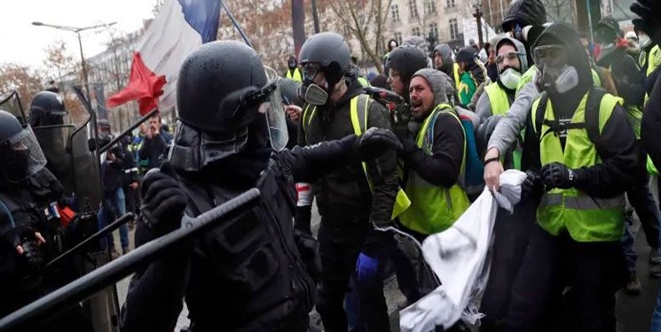 معترضان فرانسوی خطاب به پلیس؛ خودتان را بکشید