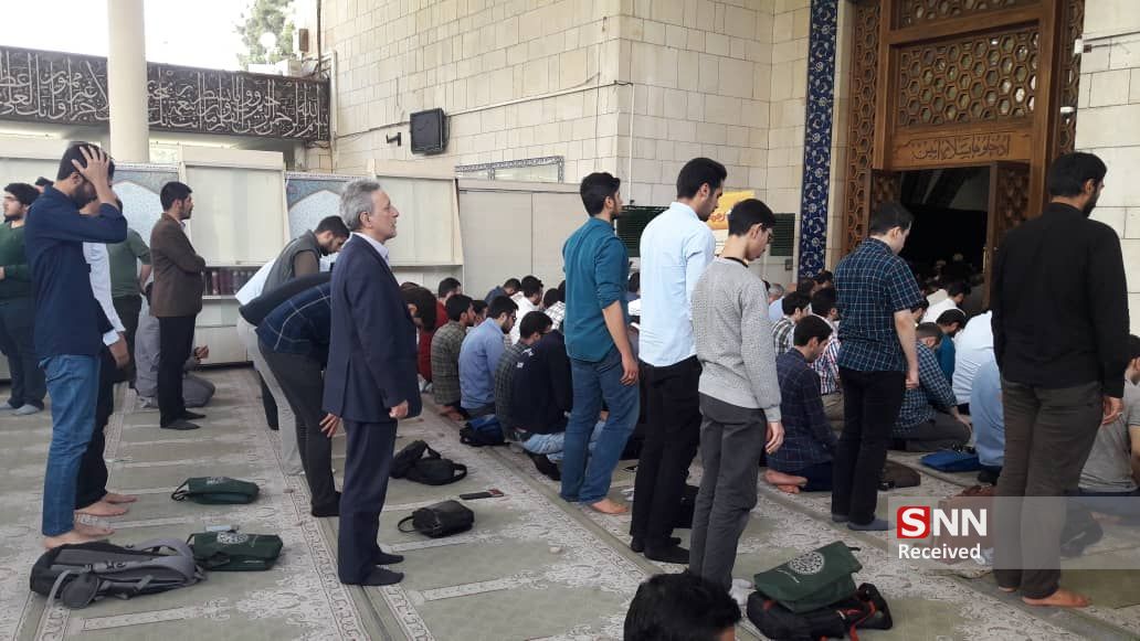 نیلی در مسجد دانشگاه تهران حاضر شد/ دانشچویان در انتظار پاسخ‌های آقای رئیس+ فیلم