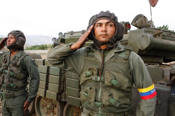 پیام ارتش ونزوئلا به آمریکا: سلاح در دست، منتظرتان هستیم