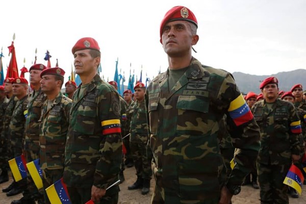 پیام ارتش ونزوئلا به آمریکا: سلاح در دست، منتظرتان هستیم