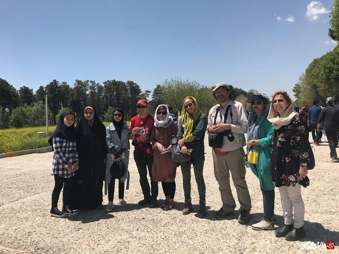 تبلیغ منجی به شیوه دانش‌آموزی در نیمه شعبان/ شاخه گل دانش‌آموزان شیرازی برای گردشگران خارجی تخت جمشید