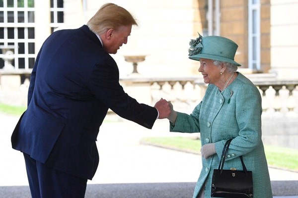 عکس/ بی احترامی جدید ترامپ به ملکه انگلیس