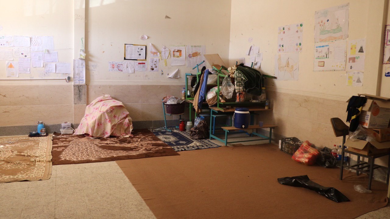 ۲۱ خانوار سیل زده در مدرسه‌ای در شیرین شهر خوزستان به سر می‌برند