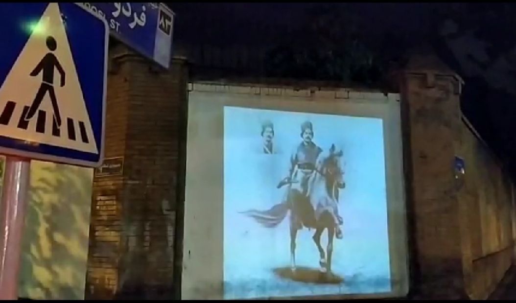 دانشجویان به ملکه انگلیس هدیه دادند / انتشار تصاویری از جنایت‌های این کشور علیه ایران بر روی دیوار سفارت + فیلم