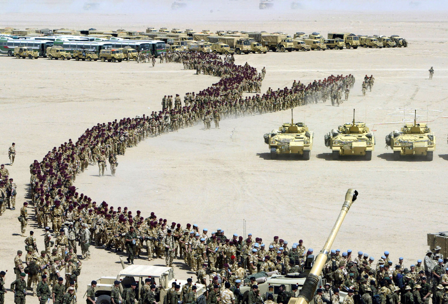 Захват военной базы. Вторжение в Ирак 2003 Саддам Хусейн. Вторжение Саддама Хусейна в Кувейт.