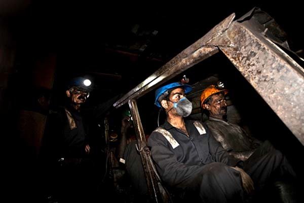 دانشجویان دانشگاه صنعتی شاهرود صدای کارگران مظلوم معدن شدند / ۳ کارگر معدن فوت شدند، اما مسئولین همچنان در خوابند