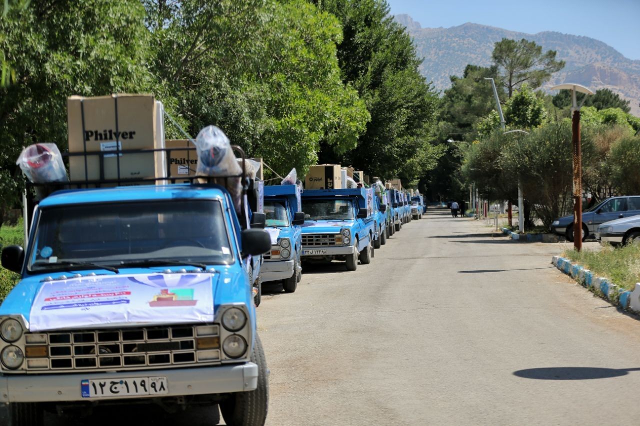 اهدای ۴۰۰ بسته لوازم خانگی به سیل‌زدگان ایلام توسط ستاد اجرایی فرمان امام