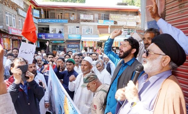 راهپیمایی مردم کشمیر در حمایت از مقام معظم رهبری