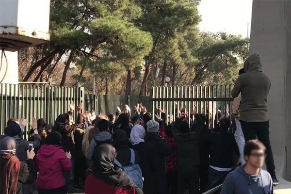 اشکالات توجیه‌ناپذیر و نامعقولی بر احکام نهایی دانشجویان بازداشتی اغتشاشات دی ماه ۹۶ وارد است