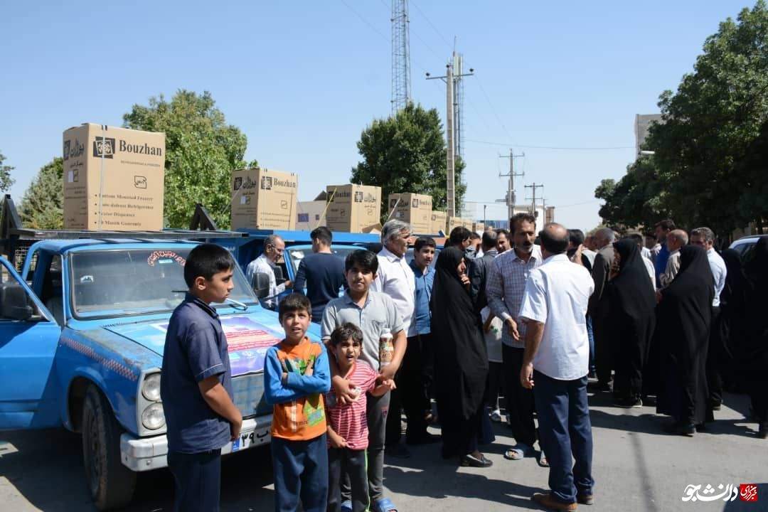 توزیع ۲۰۰ بسته لوازم خانگی اهدایی شیعیان ترکمان عراق به مردم سیل زده+ عکس