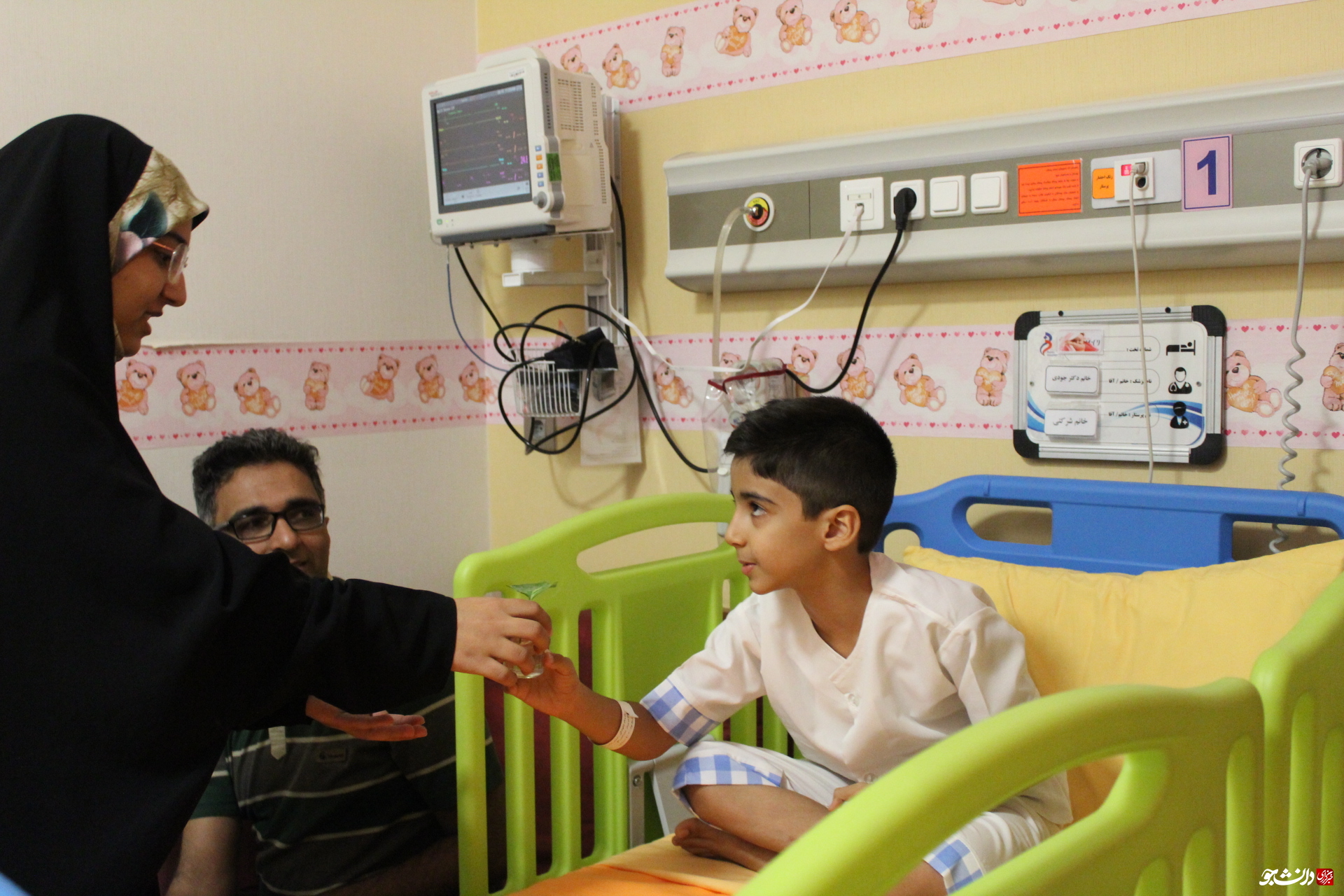 بماند///عید غدیری متفاوت/هدیه دانشجویان مشهدی به بیماران بستری در بیمارستان‌ها