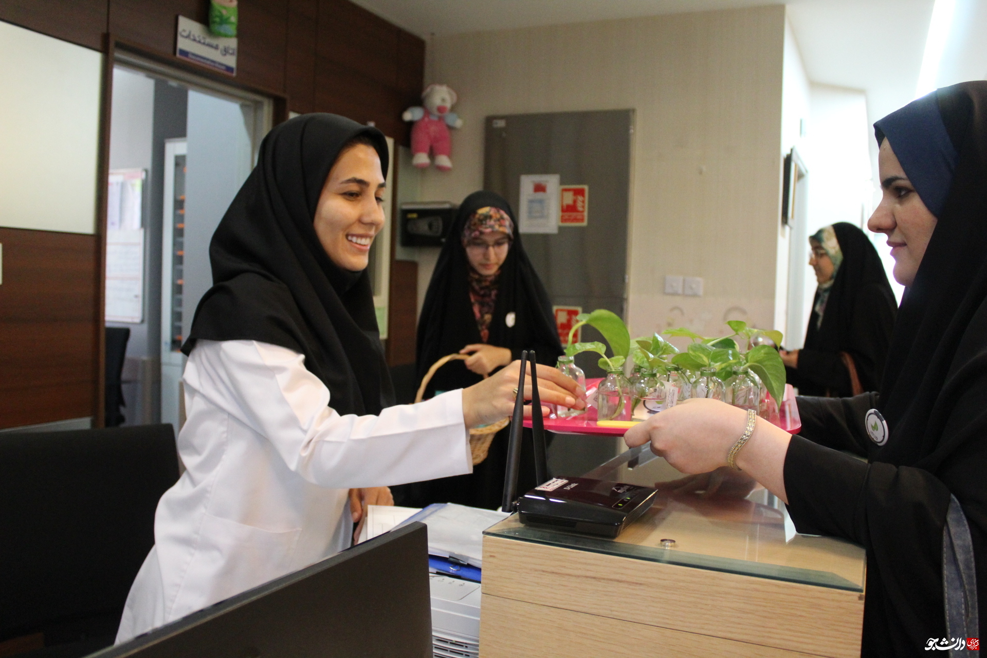 بماند///عید غدیری متفاوت/هدیه دانشجویان مشهدی به بیماران بستری در بیمارستان‌ها
