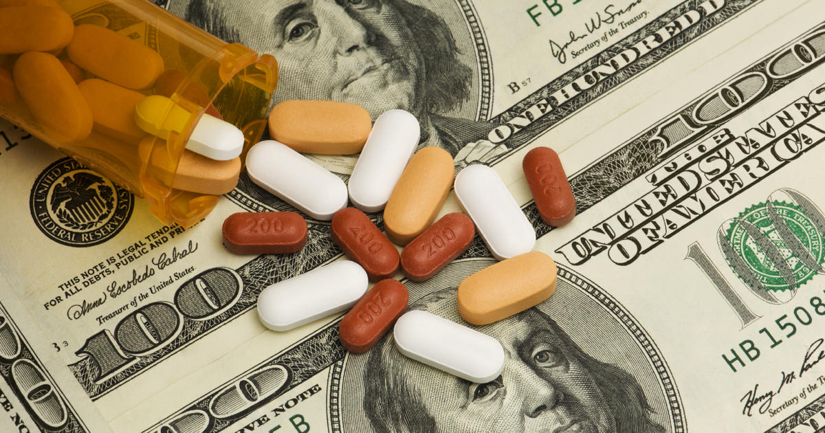 جولان سرمایه‌داران بر سیستم دارو و سلامت کشور / چه کسانی از انحصار مجوز تأسیس داروخانه‌ها سود می‌برند