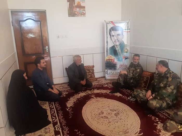 فرمانده کل ارتش با خانواده شهید محمد مرادی دیدار کرد