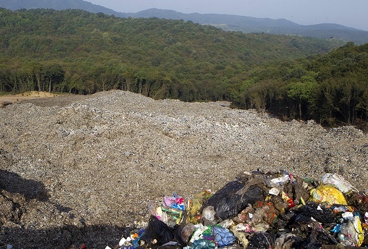 خودنمایی کوه ۹۰ متری زباله در گیلان! / برای از بین بردن زباله‌ها ۵ هزار میلیارد تومان نیاز است