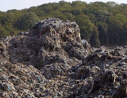 خودنمایی کوه ۹۰ متری زباله در گیلان! / برای از بین بردن زباله‌ها ۵ هزار میلیارد تومان نیاز است