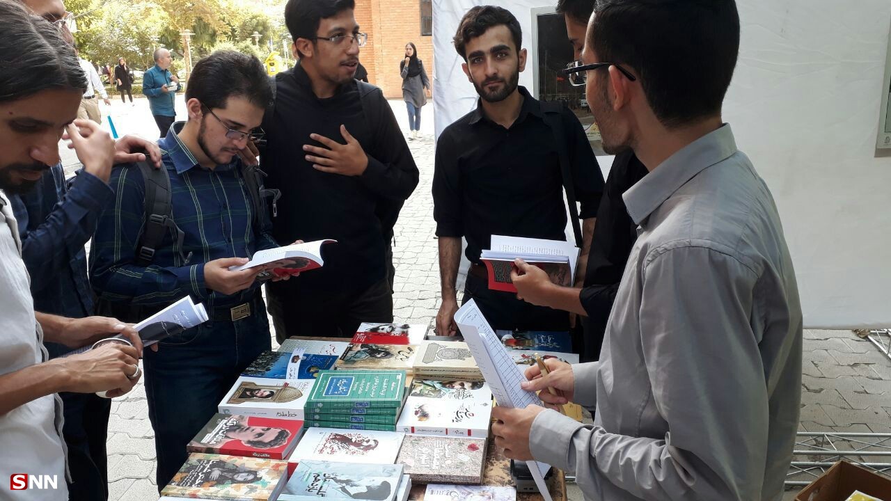 نمایشگاه کتاب با محوریت دفاع مقدس و محرم در دانشگاه شریف آغاز به کار کرد