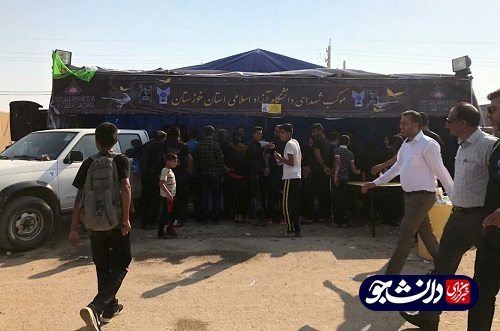//دانشجویان خواهر دانشگاه آزاد خوزستان به زائران حسینی خدمت‌رسانی می کنند