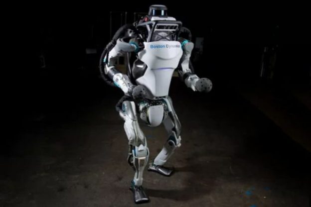 رباتی که اجسام را به سمت شما پرتاب می‌کند