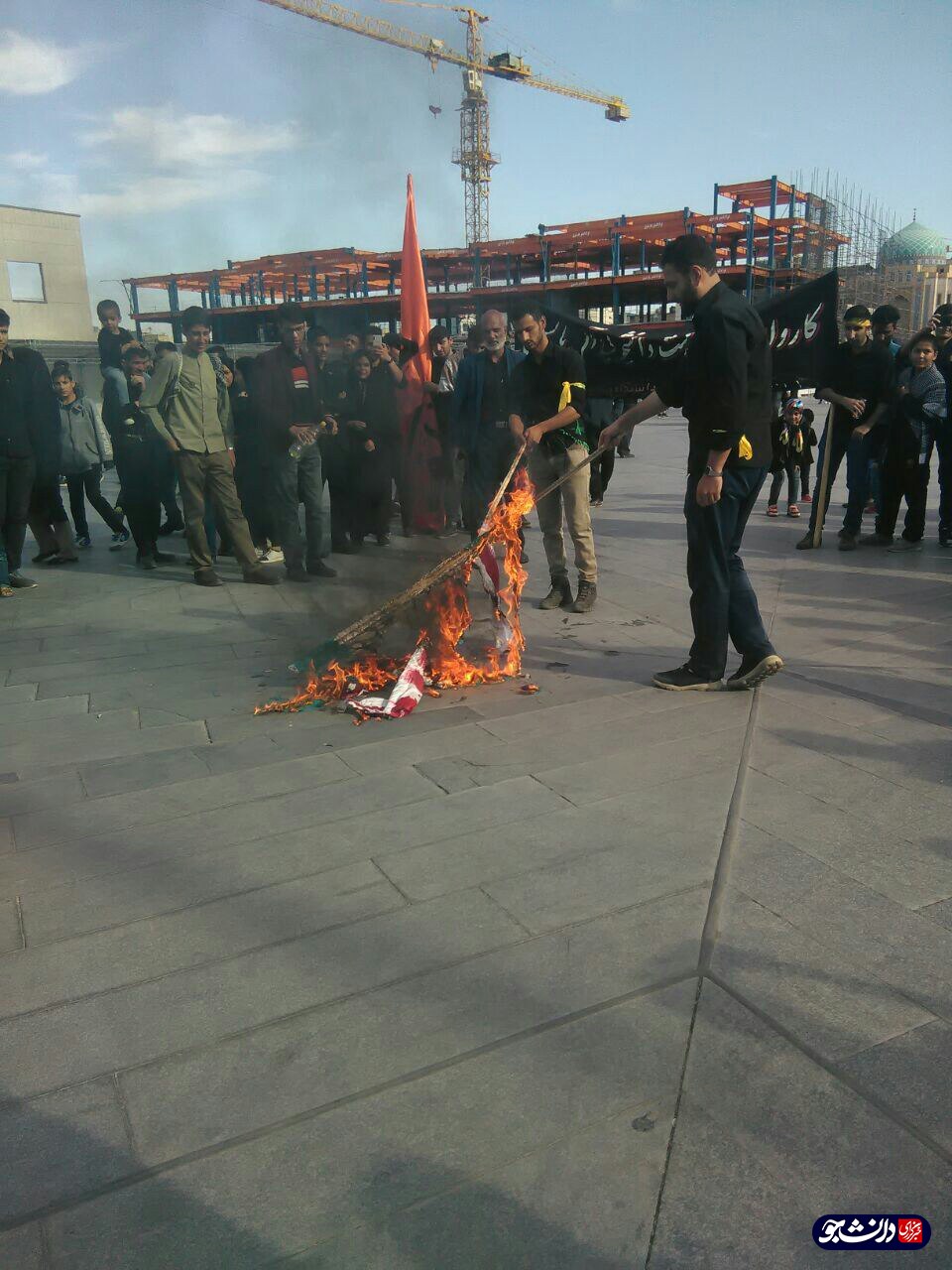 دانشجویان پیام نور مشهد مسیر دانشگاه خود تا حرم مطهر رضوی را پیاده طی کردند+تصاویر
