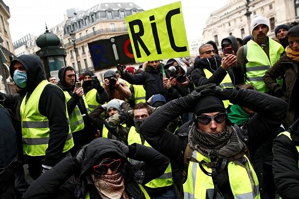 جلیقه زرد‌های فرانسه جزو مستضعفان هستند؛ دولت حمایتشان کند