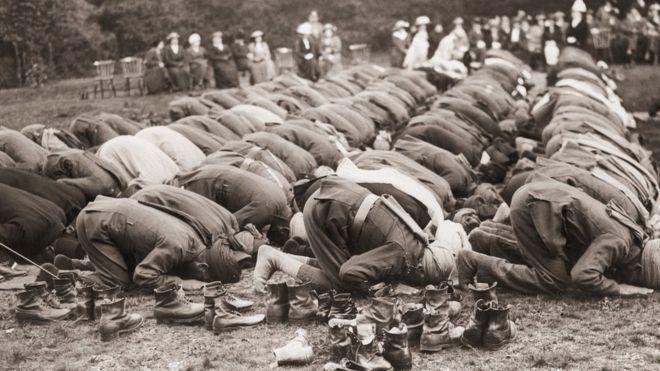نماز جماعت گردانهای مسلمانان در جنگ با آلمانِ نازی +عکس