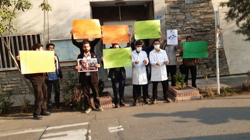 دانشجویان دانشگاه تهران در اعتراض به دستگیری استاد ایرانی در آمریکا تجمع کردند