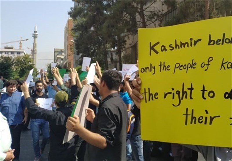 دانشجویان دانشگاه‌های تهران در مقابل سفارت هند تجمع کردند
