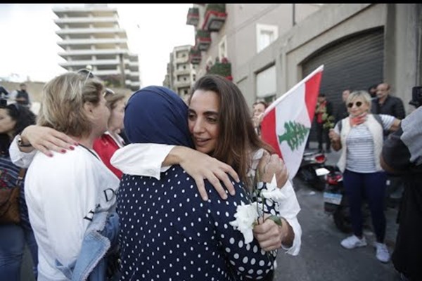 مادران لبنانی با گُل به میدان آمدند +عکس