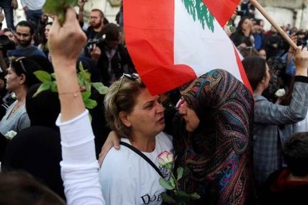 مادران لبنانی با گُل به میدان آمدند +عکس