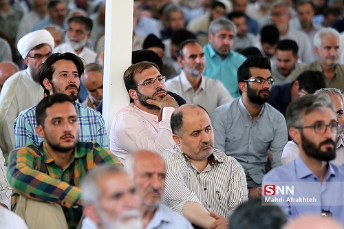 مسئول بسیج دانشجویی دانشگاه کاشان در نماز جمعه سخنرانی می‌کند