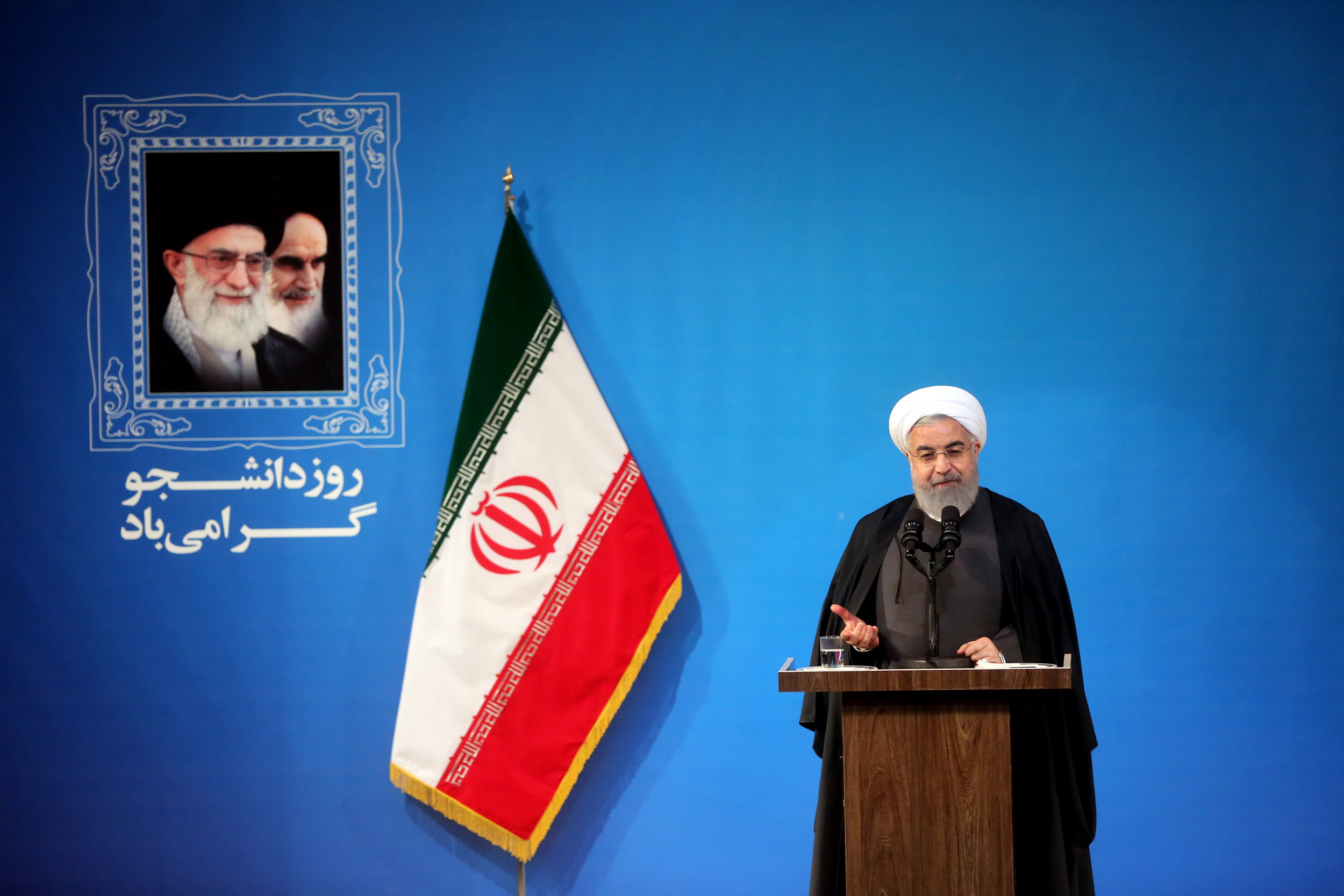 روحانی: اینکه فلانی مخالفانش را بی‌شناسنامه خوانده حرف نادرستی است / کی گفتم مشکلات را ۱۰۰ روزه حل می‌کنم؟ / بنزین ۲ نرخی فساد آور است