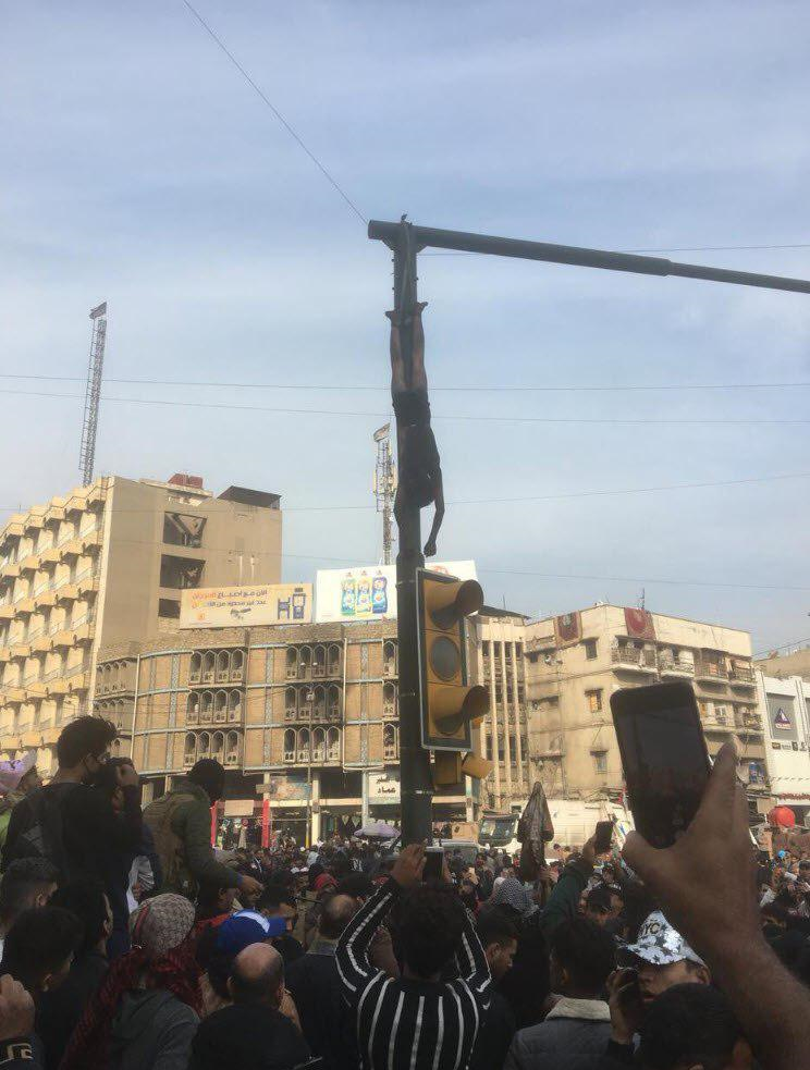 عکس| حادثه عجیب در بغداد: آشوبگران یک جوان را دار زدند!