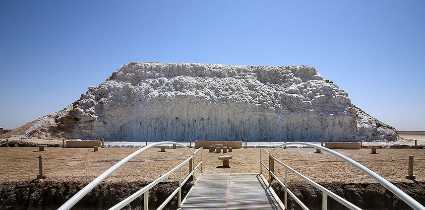 احداث دهکده توریستی نمکی در مجاورت دریاچه ارومیه