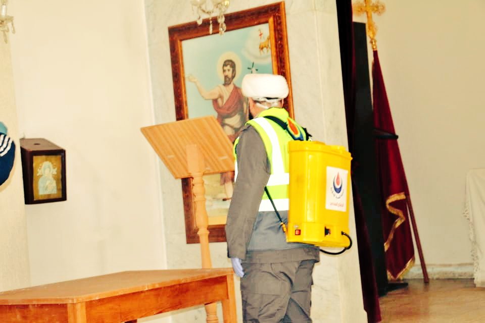 عکس| یک‌ روحانی عضو حزب‌الله لبنان در حال ضدعفونی کردن کلیسا
