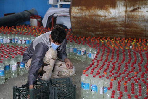//جهادگران بسیجی دانشگاه کردستان اقدام به تولید و توزیع آب ژاول در سطح استان کردند