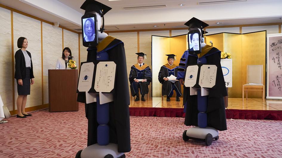 روبات‌ها به جای دانشجویان در جشن فارغ‌التحصیلی شرکت کردند / ابتکاری جدید در دانشگاه توکیو