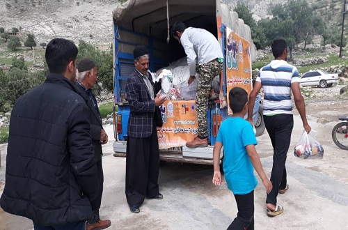 //بسیج دانشجویی دانشگاه آزاد ایذه ۳۰۰ بسته غذایی بین نیازمندان توزیع کرد