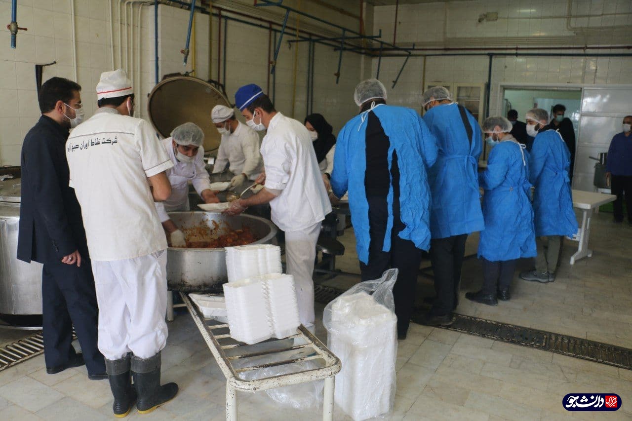 دانشجویان البرزی ۲۰۰۰ وعده غذای گرم بین خانواده‌های کم برخوردار کرج توزیع کردند