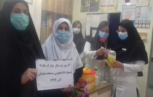 //دانشجویان بسیجی خوزستان اقدام به اهدای گل به کادر درمان کردند