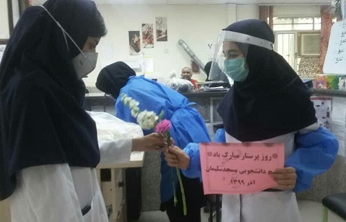 //دانشجویان بسیجی خوزستان اقدام به اهدای گل به کادر درمان کردند